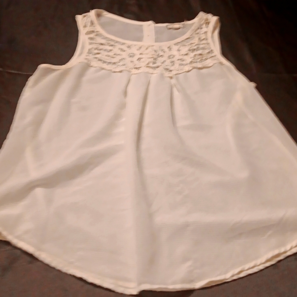 Eye shadow, cream lace detail, with button on the back.